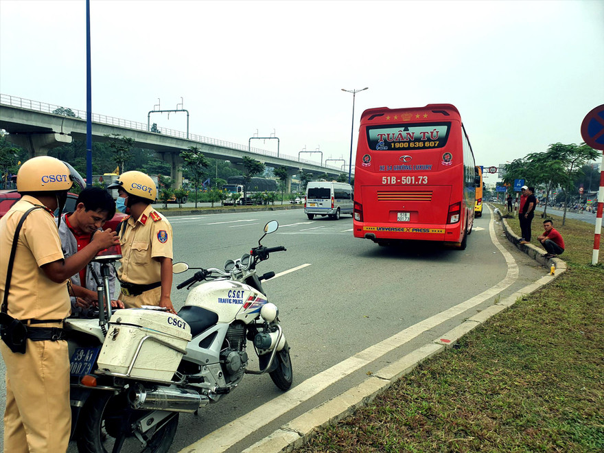Xe Tuấn Tú dừng giữa quốc lộ để đón khách trước mặt CSGT. Ảnh: Ngô Bình 