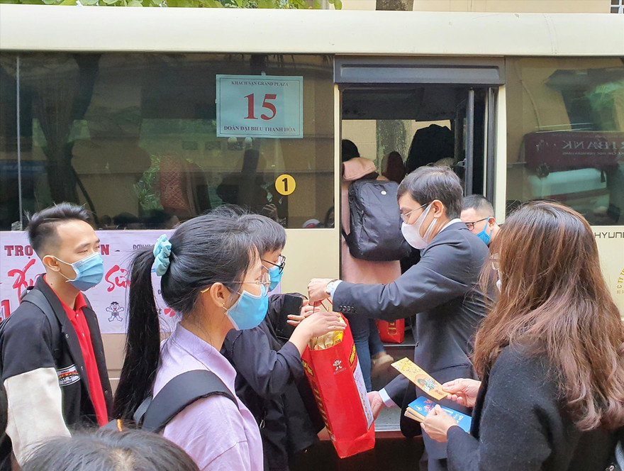 Anh Bùi Quang Huy, Ủy viên dự khuyết T.Ư Đảng, Bí thư thường trực T.Ư Đoàn, Chủ tịch T.Ư Hội SVVN, trao quà tặng sinh viên có hoàn cảnh khó khăn tham gia các chuyến xe “Hỗ trợ sinh viên về quê đón Tết” năm 2021 