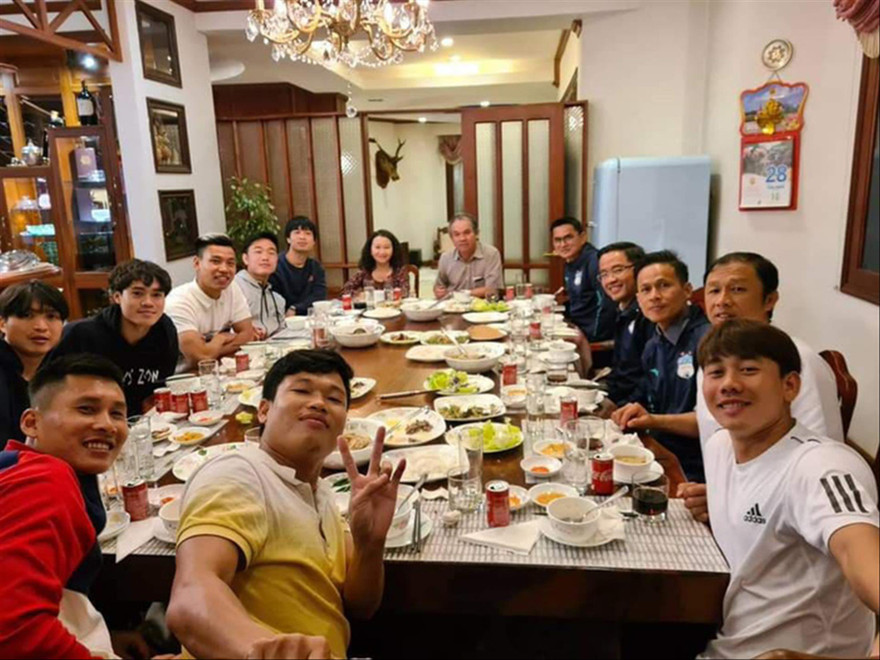 Bữa tối thân mật ở nhà bầu Đức của các cầu thủ HAGL trước khi “xả trại”. Ảnh do HLV Kiatisuk chia sẻ trên trang cá nhân  