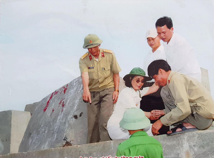 Nữ nhà báo Bích Hậu trong lần thăm lại đảo Cồn Cỏ năm 2008. ẢNH: NHÂN VẬT CUNG CẤP 