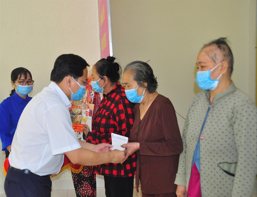 Anh Nguyễn Anh Tuấn, Bí thư thứ nhất T.Ư Đoàn tặng quà cho người dân tại huyện Cao Lãnh (Đồng Tháp)    