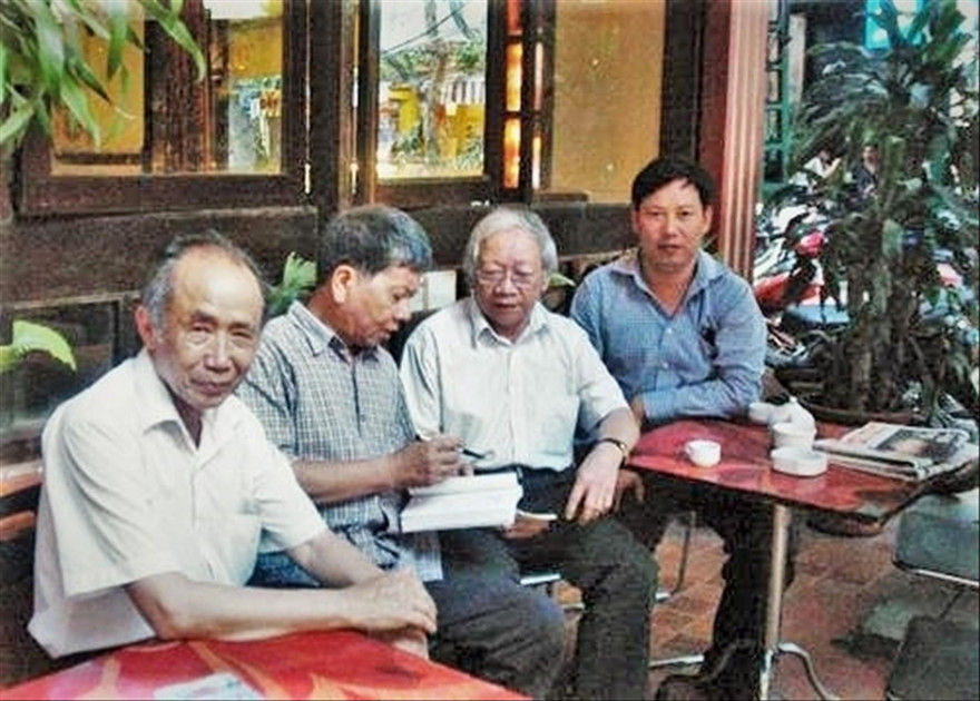 Nhà thơ dân gian Bảo Sinh, Nhà văn Nguyễn Huy Thiệp, Giáo sư Trần Đình Sử và tác giả Trần Nguyễn Anh (từ trái qua) ở Cà phê Nhân (Hà Nội)