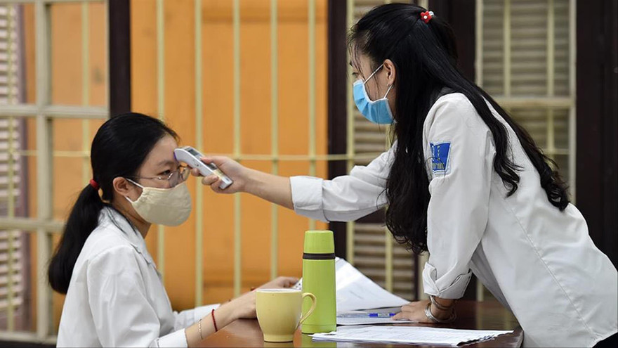 Vừa học vừa phòng chống dịch. Ảnh: Hoàng Thắng