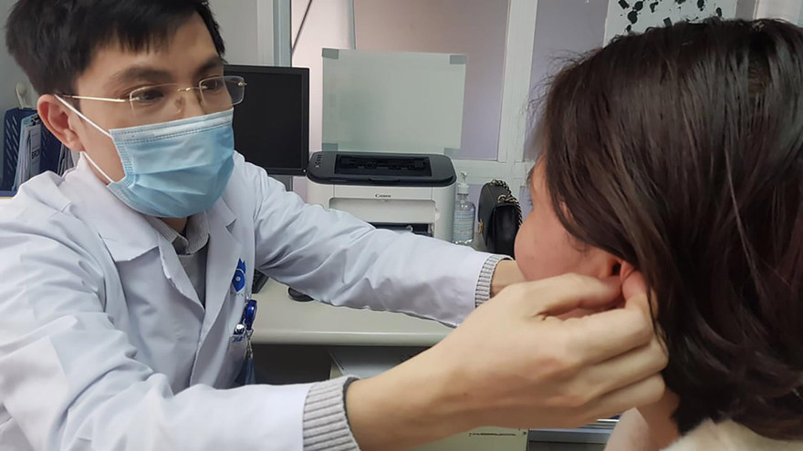 Bác sĩ Nguyễn Hữu Quang khám cho bệnh nhân. Ảnh: T.H