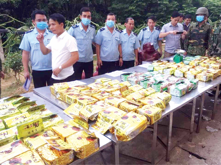 Số ma túy được các đối tượng ngụy trang rất tinh vi trong 5 pho tượng gỗ, có cài định vị nhưng không thể qua mắt Hải quan 