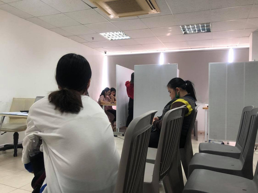 Một số bạn trẻ ngồi chờ đến lượt thuê dự hội thảo. Ảnh: U.P