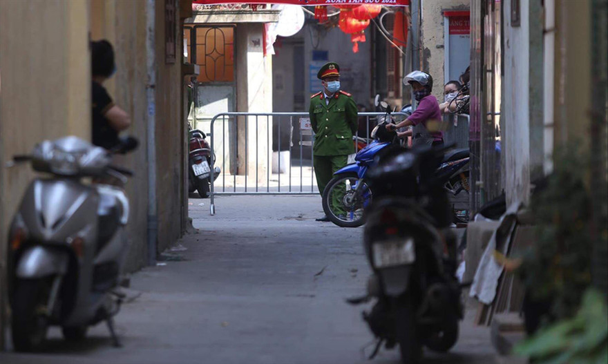 Cảnh sát phong tỏa thực nghiệm hiện trường. Ảnh: T.D