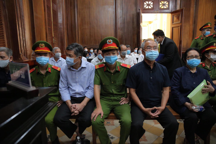 Bà Bạch Diệp, ông Nguyễn Thành Tài (từ phải sang) tại tòa. Ảnh: Tân Châu