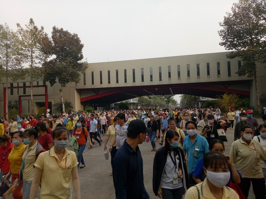 Công nhân Công ty Dony bắt tay làm việc trong ngày đầu năm mới. Ảnh: U.P