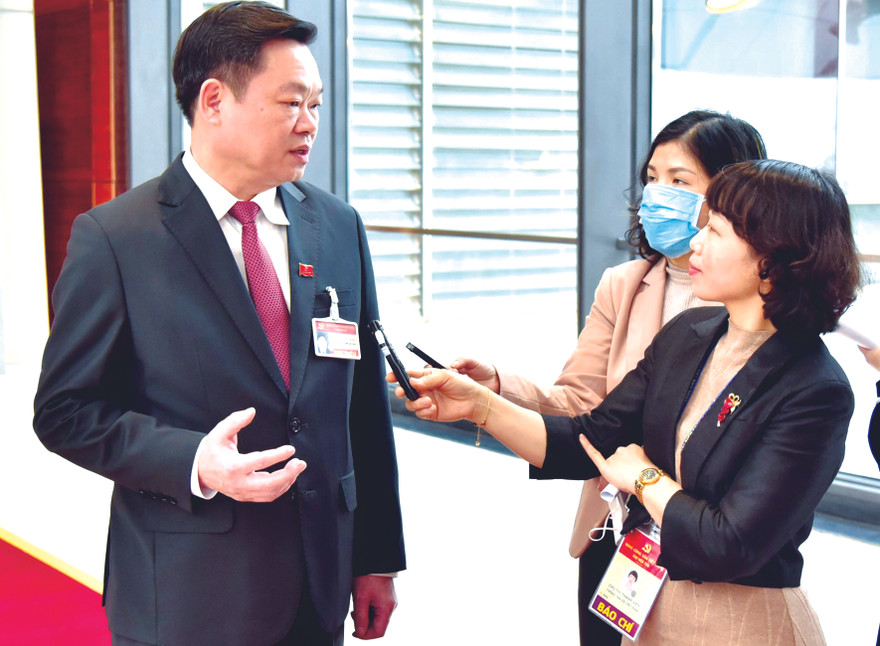 Bí thư Tỉnh ủy Bắc Kạn Hoàng Duy Chinh (bên trái) trả lời phỏng vấn báo chí