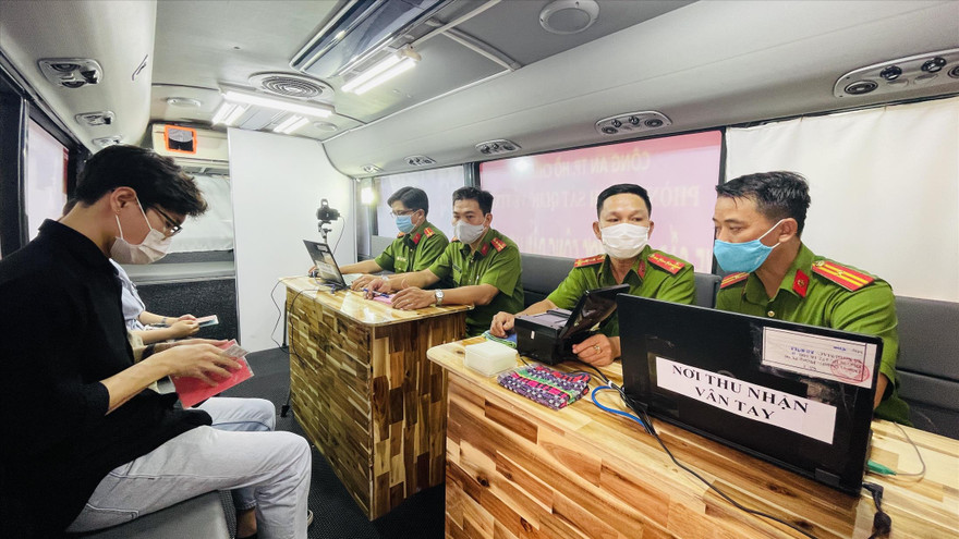 Người dân làm căn cước công dân trên xe lưu động. Ảnh: Văn Minh