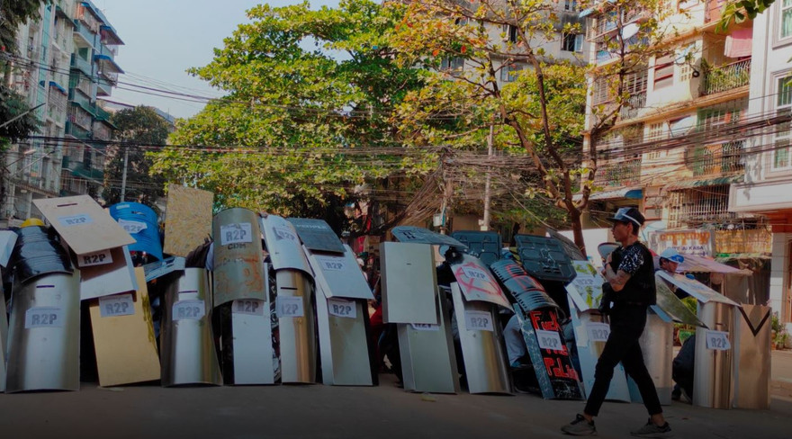 Người biểu tình ở Yangon dùng khiên tự chế, dàn đội hình chuẩn bị “nghênh đón” lực lượng an ninh. Ảnh: Reuters 
