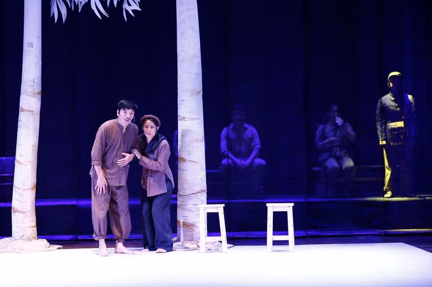 Vai diễn mới mẻ trong vở “Bạch đàn liễu” giúp NSND Trung Anh đạt Huy chương Vàng. Ảnh: KỲ SƠN