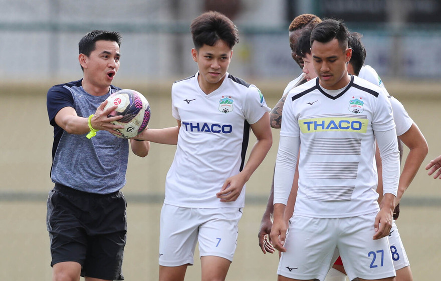 Thầy trò HLV Kiatisuk khó vô địch V-League 