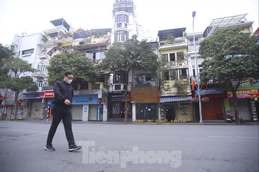 Phố đi bộ cuối tuần quanh hồ Hoàn Kiếm vắng tanh, hàng quán đóng cửa sau thông tin COVID-19 diễn biến phức tạp 