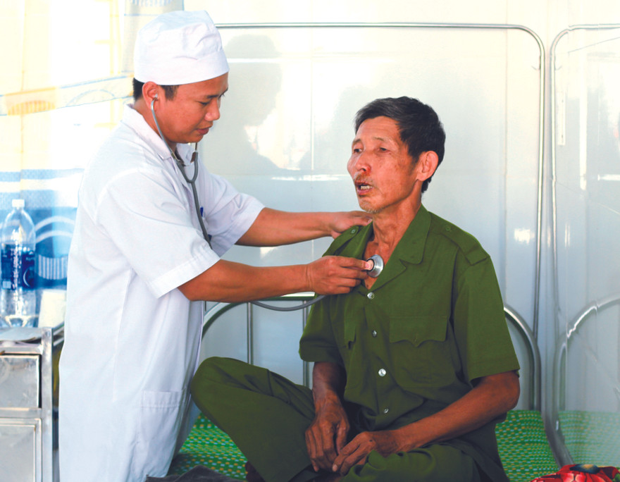 Các bác sĩ Trung tâm Y tế huyện Ia H’Drai tận tình thăm khám sức khỏe cho người dân vùng biên