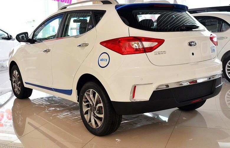 Mẫu ô tô điện 5 chỗ ngồi hiệu JAC xuất xứ Trung Quốc. Ảnh: NT 