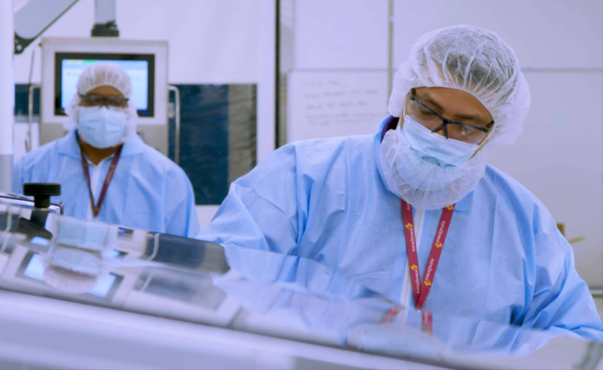 Trong phòng thí nghiệm sản xuất vắc-xin COVID-19 của Tập đoàn AstraZeneca. Ảnh: Lâm Trần