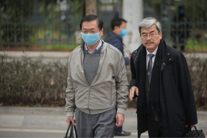 Cựu Bộ trưởng Vũ Huy Hoàng (bìa trái) và luật sư của mình tới tòa sáng nay 7/1