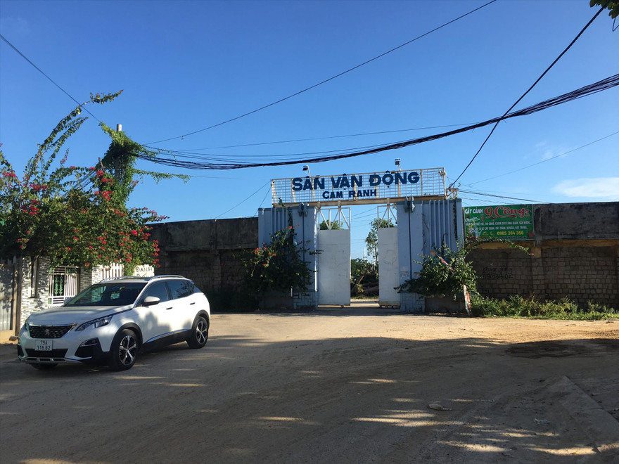 Tỉnh Khánh Hòa cho doanh nghiệp thuê “đất vàng” SVĐ Cam Ranh chỉ có 3,5 triệu đồng/tháng. Ảnh: Lữ Hồ