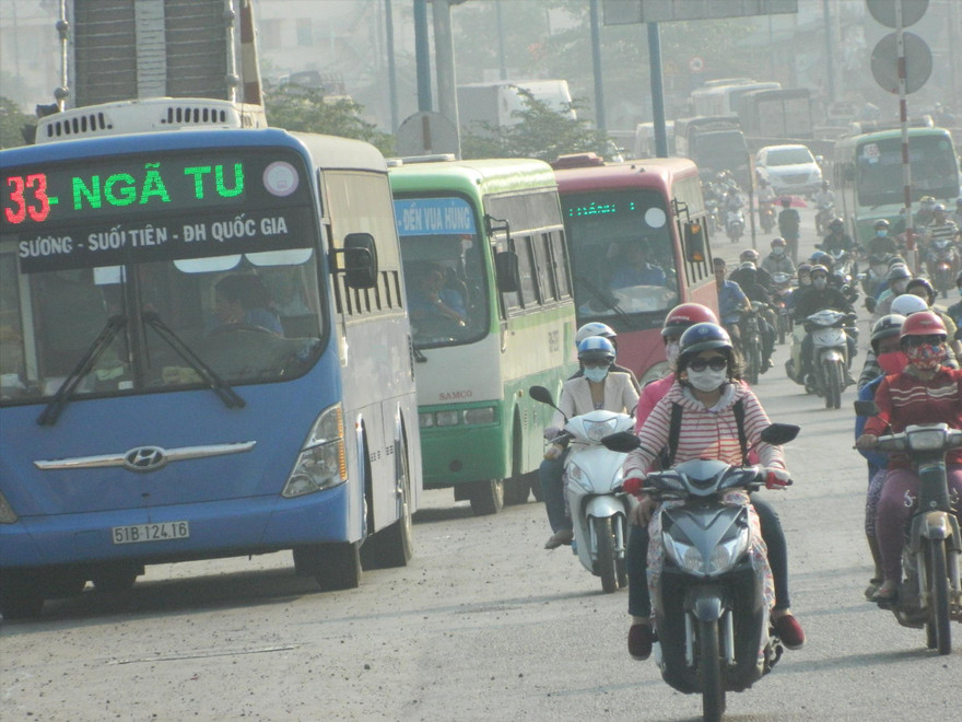 Xe buýt lớn khi lưu thông có thể tạo ra những “bức tường di động” gây cản trở giao thông. Ảnh: H.T
