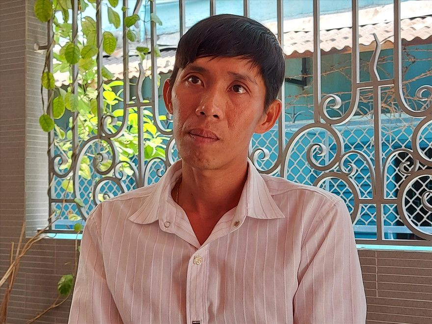 Anh Bùi Minh Lý trong lúc chờ làm việc với TAND quận Bình Thạnh chiều 11/3. Ảnh: Tân Châu