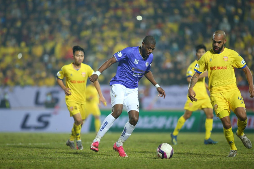 Chiến thắng của Nam Định trước Á quân CLB Hà Nội báo hiệu một mùa giải gay cấn của LS V-League 2021. Ảnh: Anh Tú
