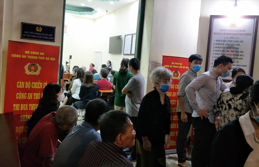 Người dân xếp hàng chờ làm căn cước công dân. Ảnh: Thanh Hà