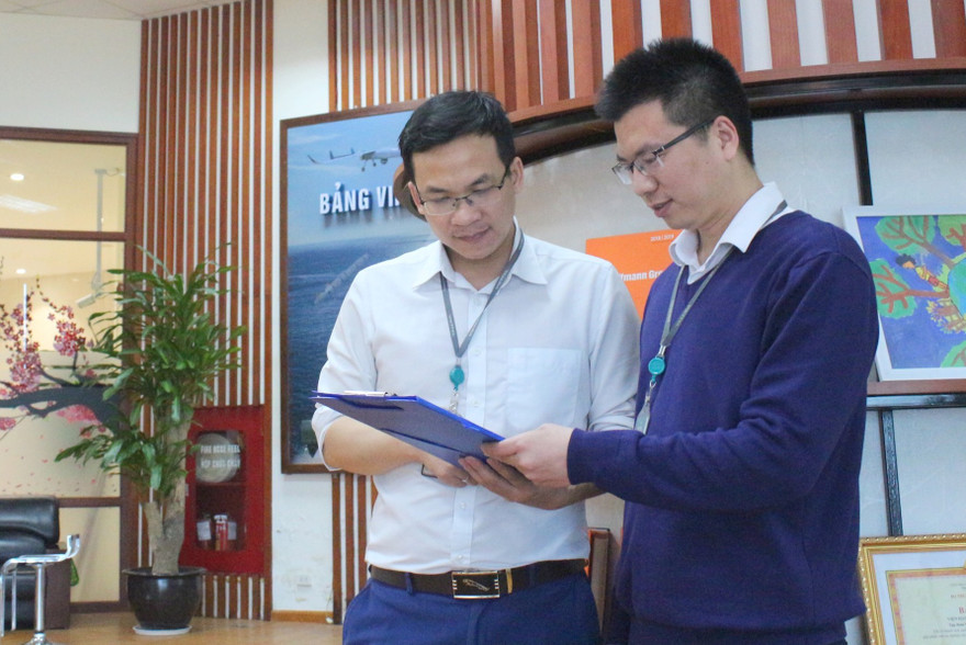 Đại úy Vũ Trọng Đại (bên phải), Giám đốc Trung tâm Kết cấu Vật liệu thuộc Viện Hàng không Vũ trụ Viettel, trao đổi với cộng sự về một đề tài khoa học mới. ẢNH: NVCC 