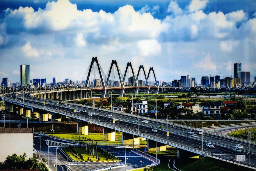 Cầu Nhật Tân được xây dựng đưa vào sử dụng đã mở rộng đô thị về phía Tây, tạo ra diện mạo mới cho phát triển kinh tế - xã hội Hà Nội. Ảnh: Hoàng Mạnh Thắng