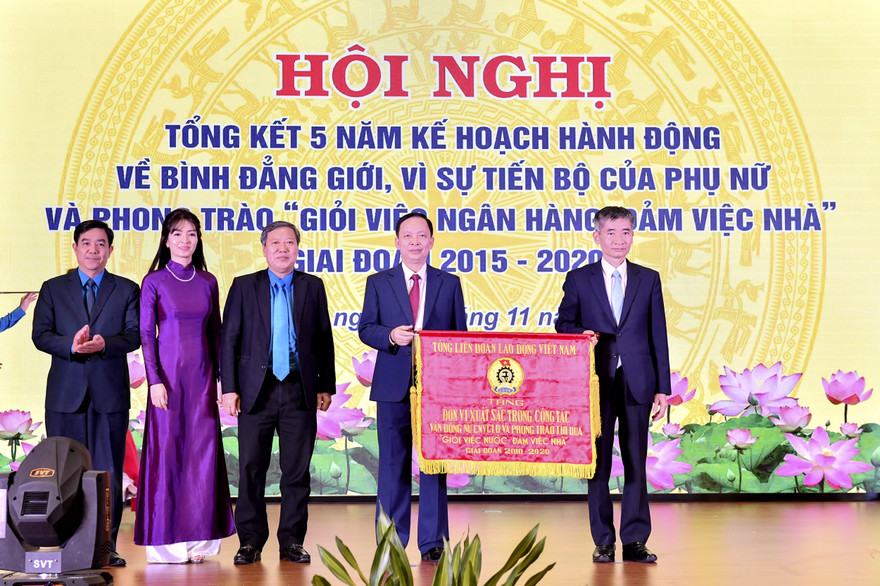 Công đoàn NHVN vinh dự nhận cờ thi đua của Tổng Liên đoàn Lao động Việt Nam 