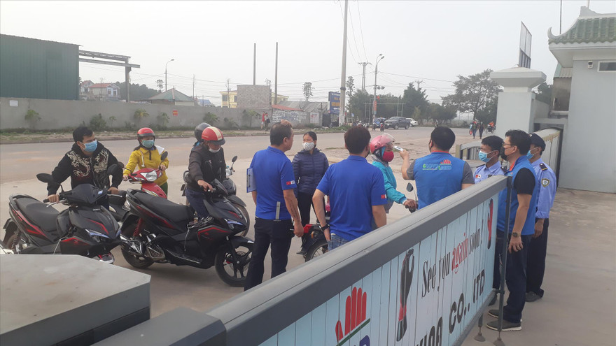 Kiểm tra thân nhiệt cho lao động nước ngoài trước khi vào làm việc tại doanh nghiệp ở Bắc Giang, ảnh chụp ngày 17/2/2021. Ảnh: Ng. Thắng 