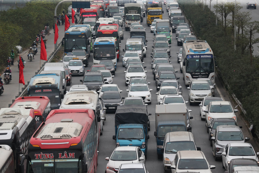Ùn tắc giao thông tại Pháp Vân, Hà Nội. Ảnh: Như Ý 