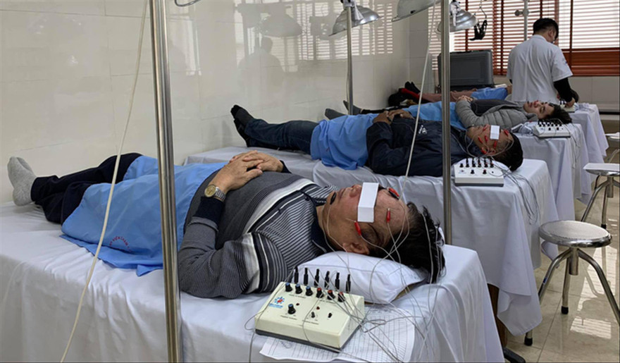 Châm cứu chữa liệt mặt vì lạnh cho bệnh nhân