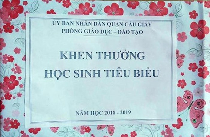 Thùng quà rỗng ruột Phòng GD&ĐT quận Cầu Giấy trao tặng cho các học sinh giỏi tiêu biểu