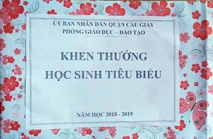 Thùng quà rỗng ruột Phòng GD&ĐT quận Cầu Giấy trao tặng cho các học sinh giỏi tiêu biểu