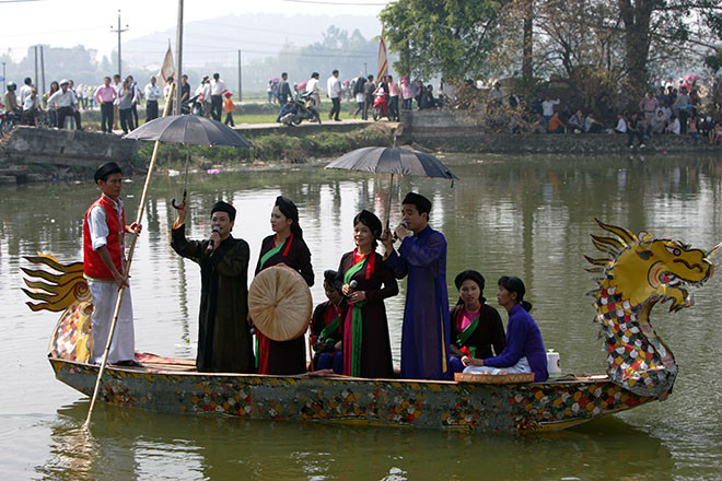 Liền anh, liền chị hát quan họ trên thuyền rồng ở Bắc Ninh. Ảnh: Ngọc Châu