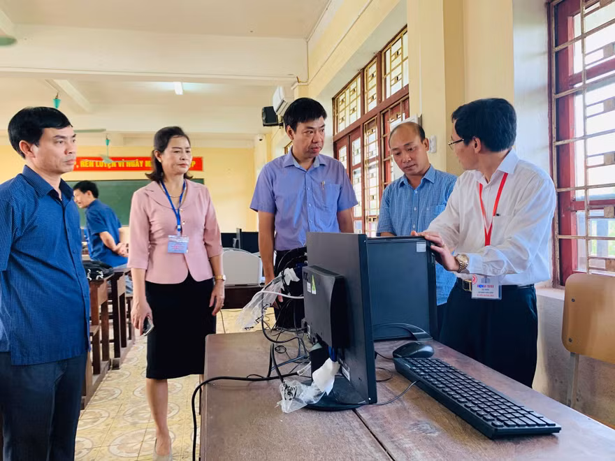 Ông Mai Văn Trinh (áo trắng) kiểm tra khu vực chấm thi tại Hội đồng thi Thanh Hóa năm 2019