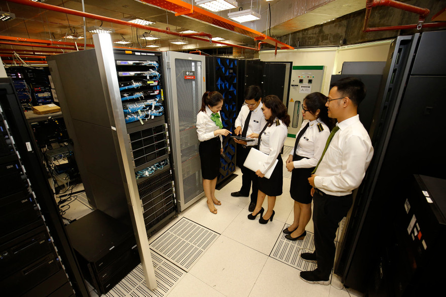 Kiểm toán Nhà nước thực hiện việc kiểm toán hệ thống công nghệ thông tin liên quan đến lập báo cáo tài chính năm 2016 tại Ngân hàng Vietcombank. Ảnh: Như Ý