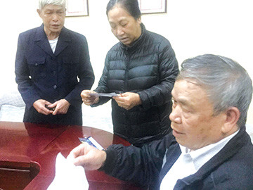 Các CCB bức xúc vì đã mua vé mà không được xem cải lương. Ảnh: Duy Chiến 