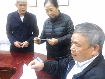 Các CCB bức xúc vì đã mua vé mà không được xem cải lương. Ảnh: Duy Chiến 