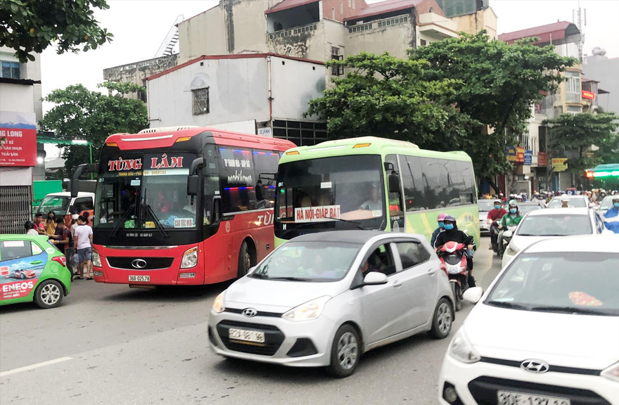Dịp nghỉ lễ Giỗ Tổ: Xe nhồi nhét, thả khách trên đường
