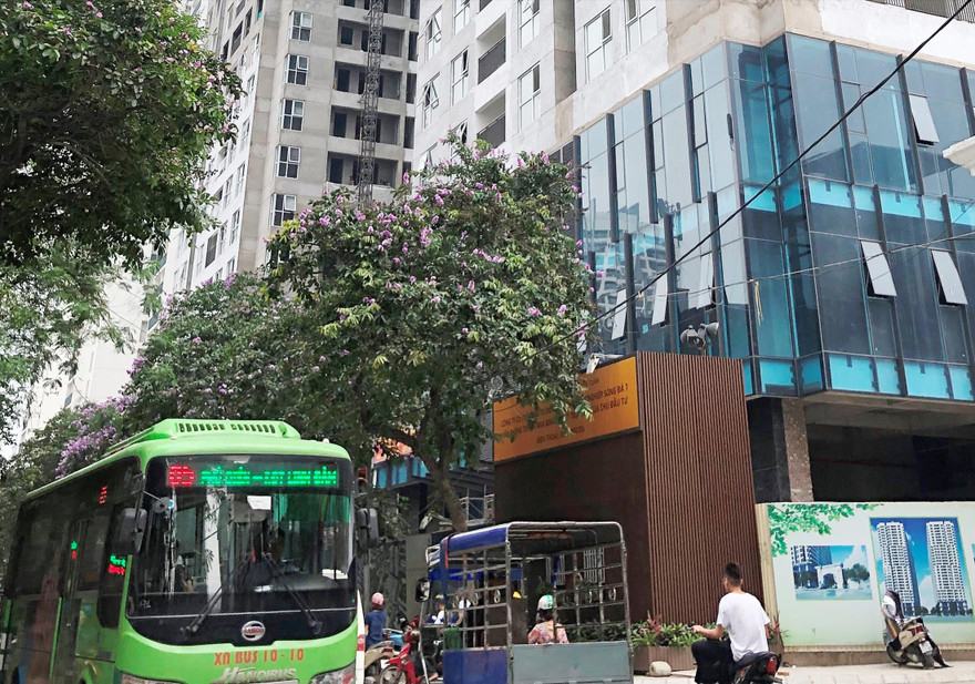 Bất cập làm bãi đỗ xe trong công viên: Tốn kém, lãng phí