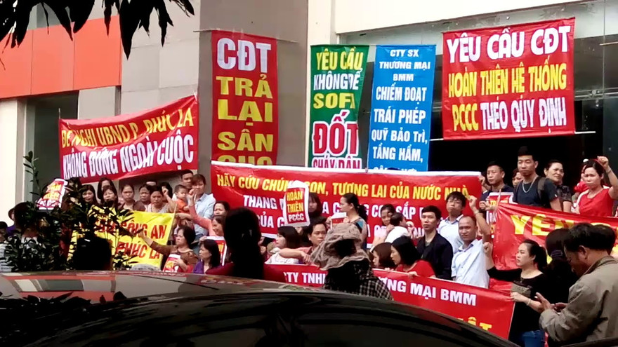 Cư dân phản đối chủ đầu tư không bảo trì tòa nhà. Ảnh: PV