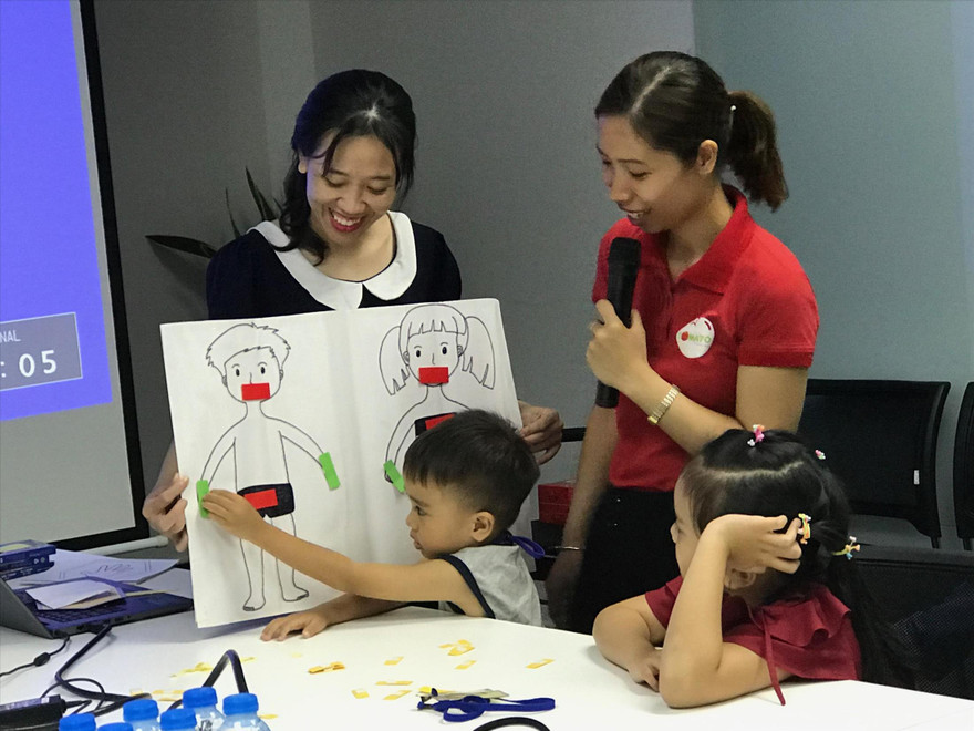 Đua nhau đưa trẻ đi học chống xâm hại