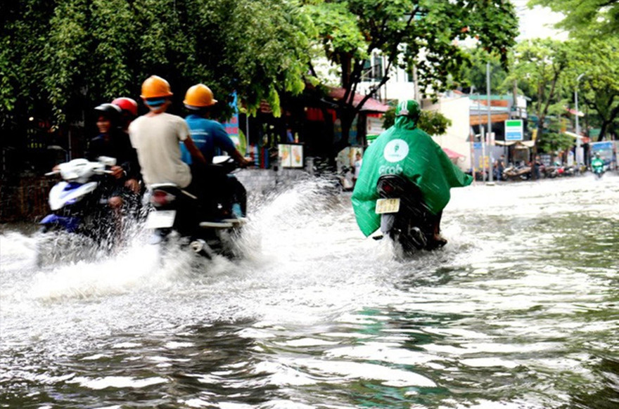 TPHCM ngập nặng chỉ sau vài cơn mưa đầu mùa