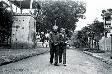 Nhà văn Thái Bá Lợi (bên trái) và nhà thơ Thanh Thảo tại Huế cuối năm 2017. 