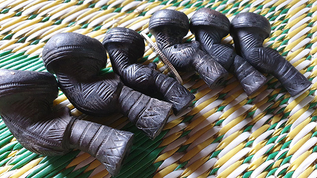 Những nét hoa văn cổ xưa của tộc người Vân Kiều như nén chặt vào chiếc tẩu 