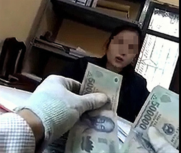 Nữ cán bộ công an tỉnh Hưng Yên nhận một triệu đồng của anh M để sửa đổi thông tin năm sinh trên thẻ căn cước