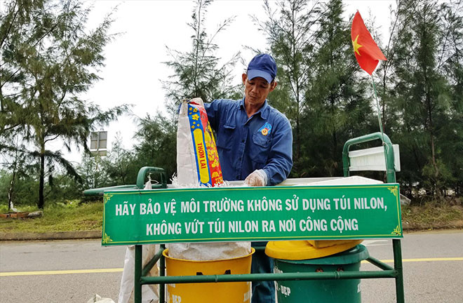 Ông Thương với hành trình cần mẫn nhặt rác không lương ở biển Cửa Ðại, Hội An. Ông vui vì làm được một công việc có ích và muốn lan tỏa thông điệp chung tay bảo vệ môi trường đến người dân, du khách 